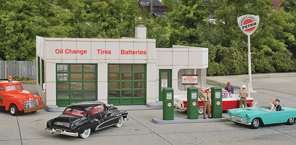 Walthers Winner's Circle Petro -- Kit - 4 x 6 x 2-1/16" 10 x 15 x 5.8cm (933-3479)